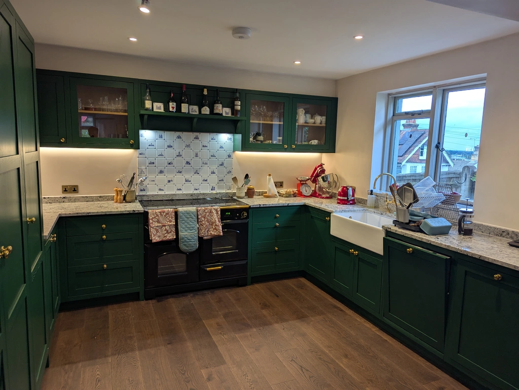 Porcelain tiles backsplash with cathedral tiles